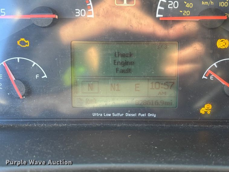 image for item YA0711 2016 Volvo  VNL semi truck