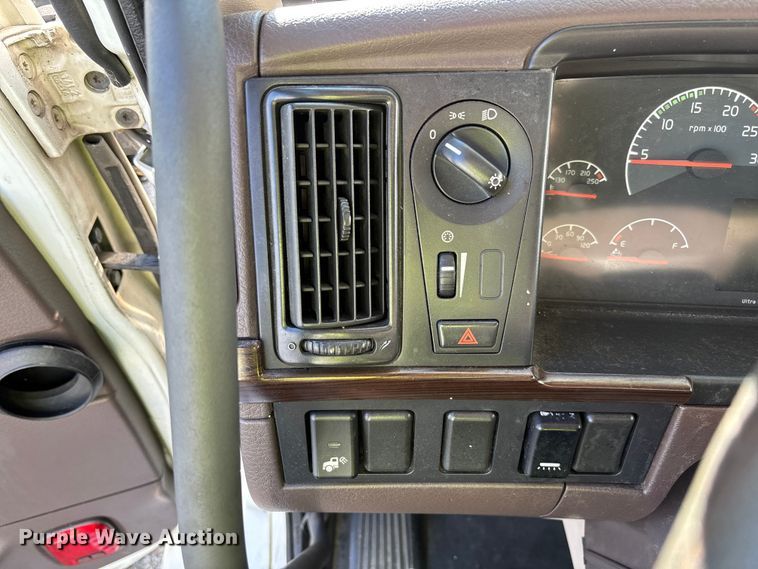 image for item YA0711 2016 Volvo  VNL semi truck