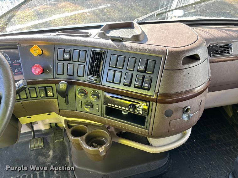 image for item YA0711 2016 Volvo  VNL semi truck