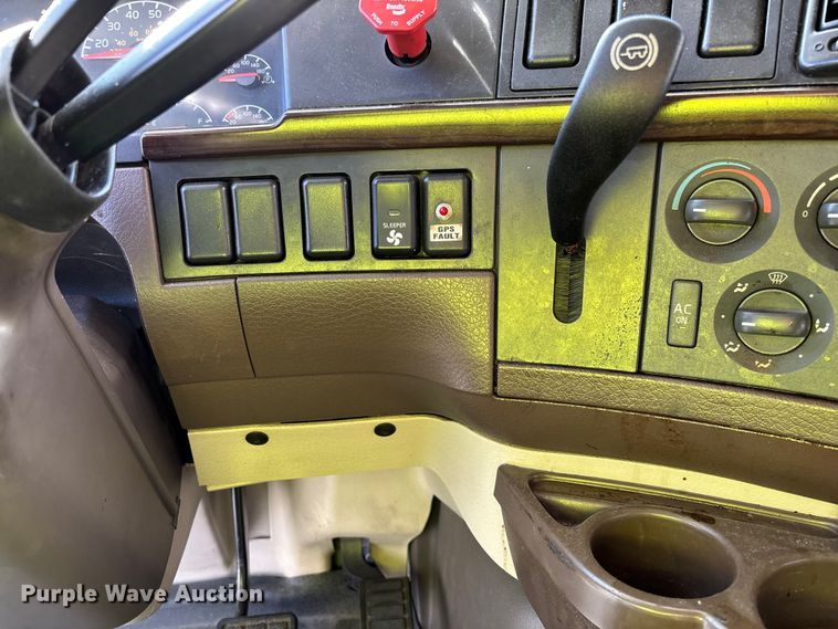 image for item YA0711 2016 Volvo  VNL semi truck