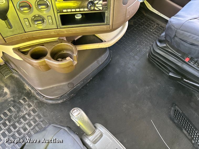 image for item YA0711 2016 Volvo  VNL semi truck