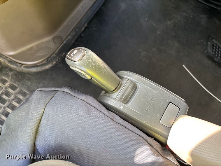 image for item YA0711 2016 Volvo  VNL semi truck