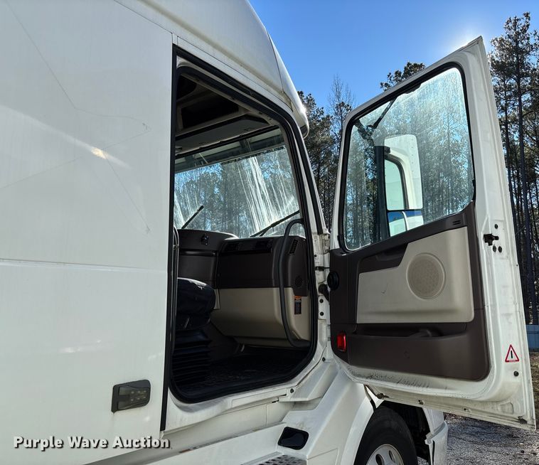 image for item YA0711 2016 Volvo  VNL semi truck