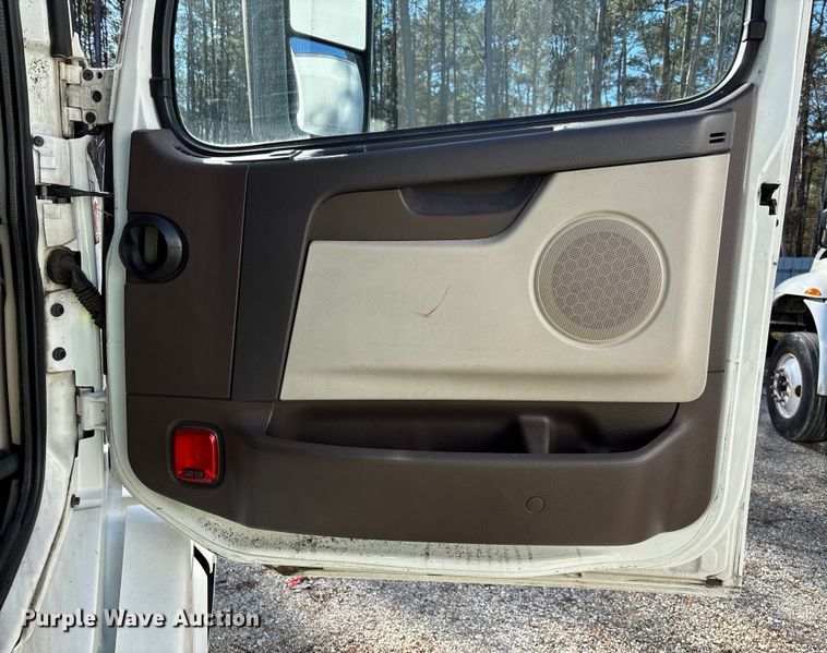 image for item YA0711 2016 Volvo  VNL semi truck