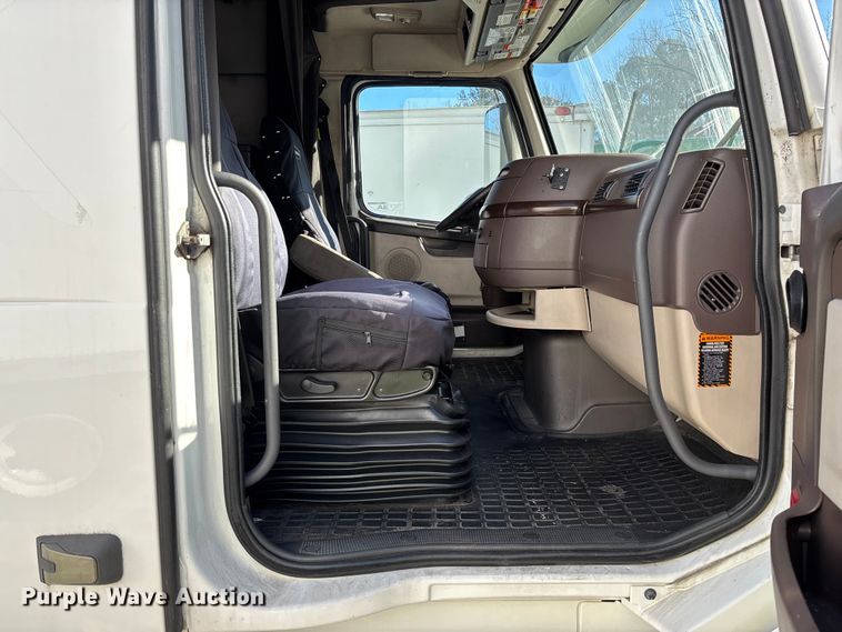 image for item YA0711 2016 Volvo  VNL semi truck