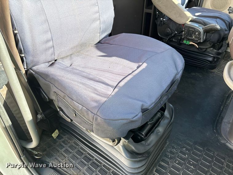 image for item YA0711 2016 Volvo  VNL semi truck