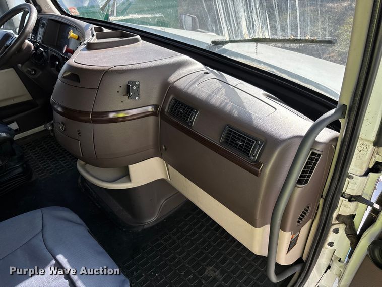 image for item YA0711 2016 Volvo  VNL semi truck