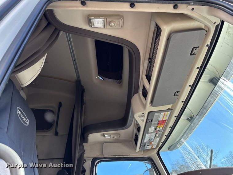 image for item YA0711 2016 Volvo  VNL semi truck