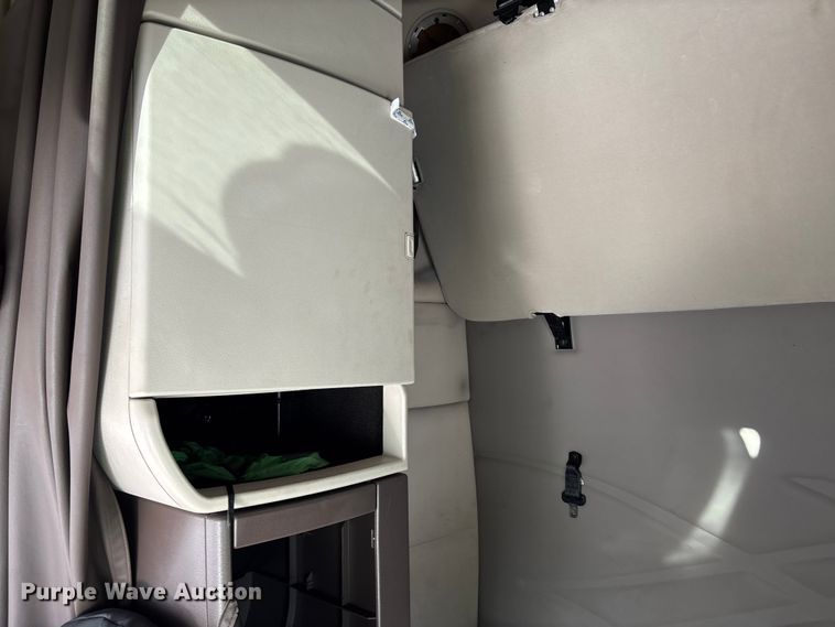 image for item YA0711 2016 Volvo  VNL semi truck