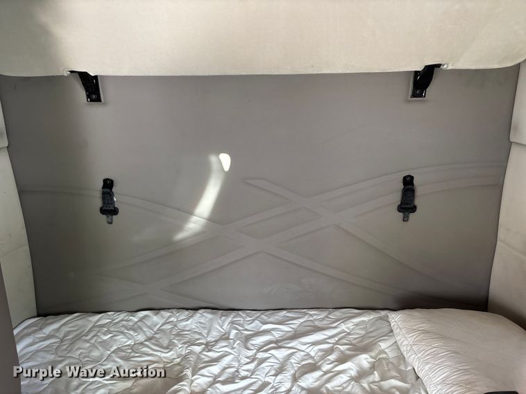 image for item YA0711 2016 Volvo  VNL semi truck