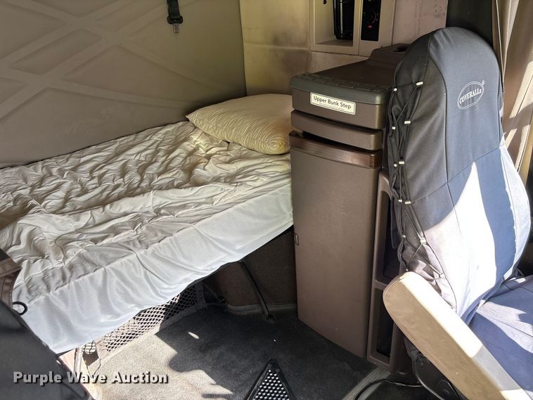 image for item YA0711 2016 Volvo  VNL semi truck