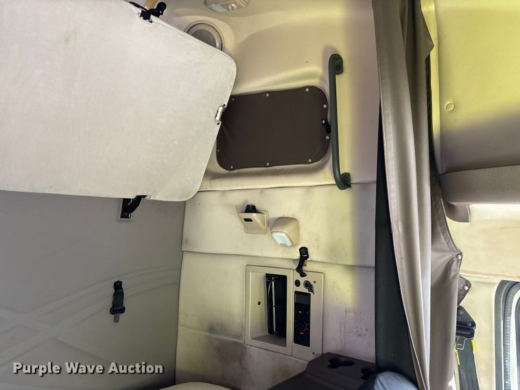 image for item YA0711 2016 Volvo  VNL semi truck