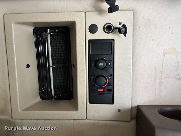 image for item YA0711 2016 Volvo  VNL semi truck