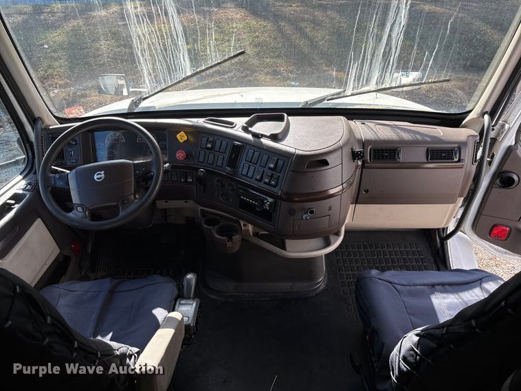 image for item YA0711 2016 Volvo  VNL semi truck