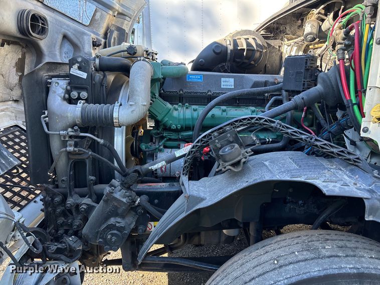 image for item YA0711 2016 Volvo  VNL semi truck