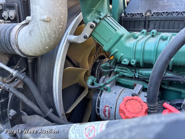 image for item YA0711 2016 Volvo  VNL semi truck