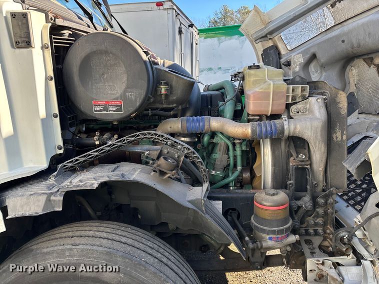 image for item YA0711 2016 Volvo  VNL semi truck