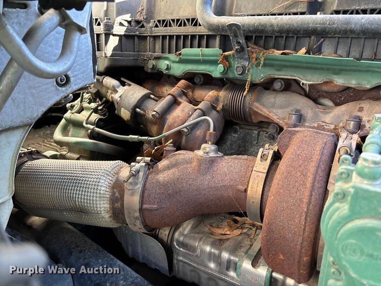 image for item YA0711 2016 Volvo  VNL semi truck