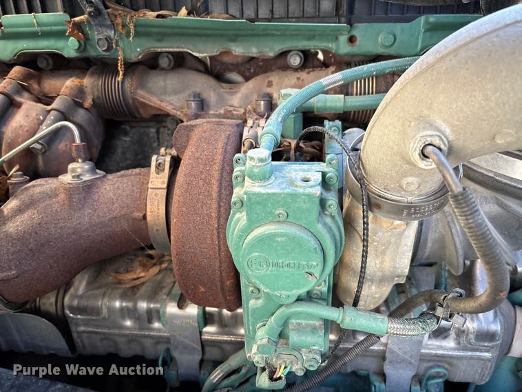 image for item YA0711 2016 Volvo  VNL semi truck