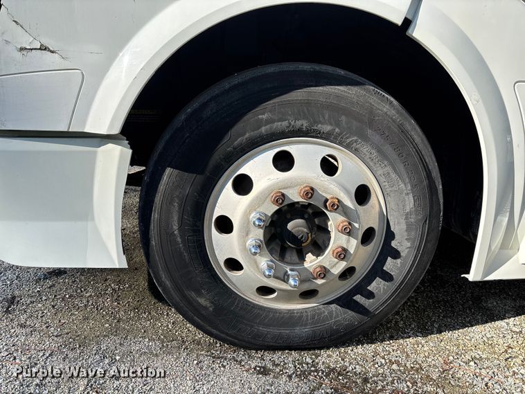 image for item YA0711 2016 Volvo  VNL semi truck