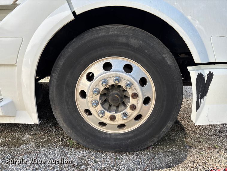 image for item YA0711 2016 Volvo  VNL semi truck