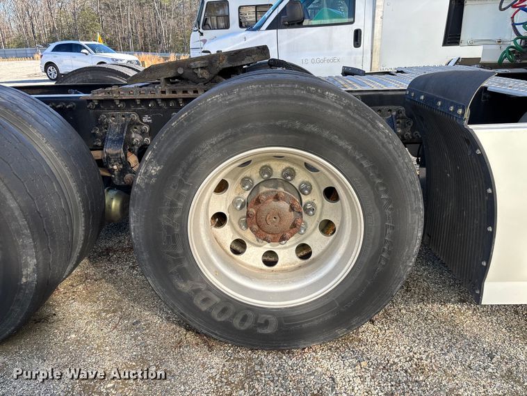 image for item YA0711 2016 Volvo  VNL semi truck