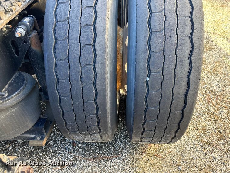 image for item YA0711 2016 Volvo  VNL semi truck