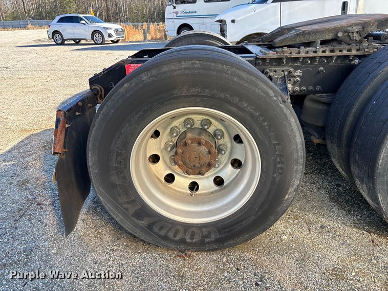 image for item YA0711 2016 Volvo  VNL semi truck