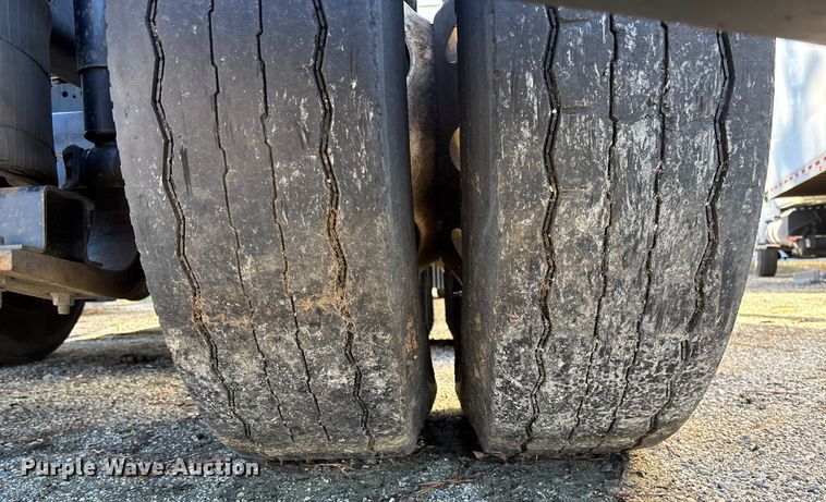 image for item YA0711 2016 Volvo  VNL semi truck