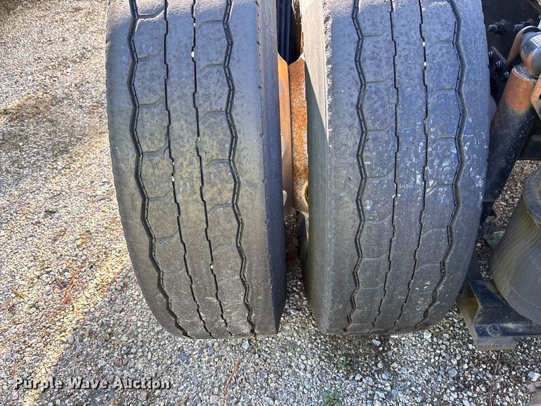 image for item YA0711 2016 Volvo  VNL semi truck