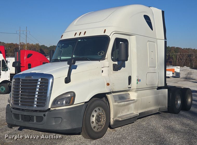 image for item YA1387 2016 Freightliner Cascadia semi truck