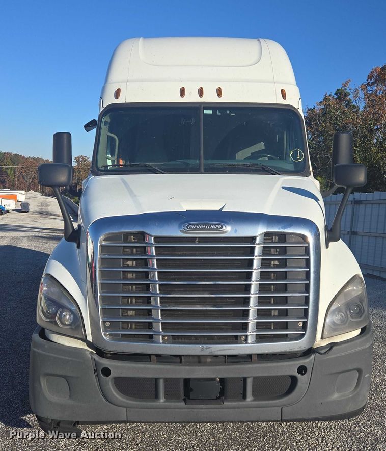 image for item YA1387 2016 Freightliner Cascadia semi truck