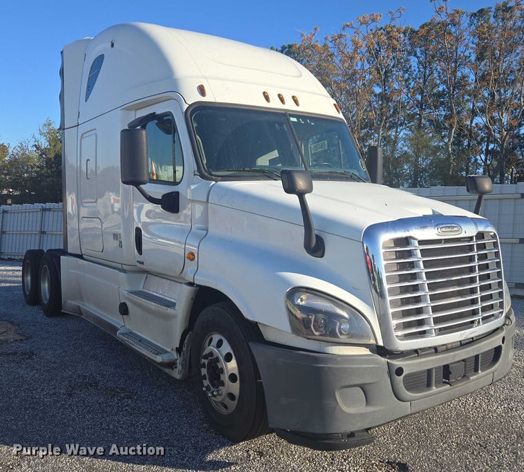 image for item YA1387 2016 Freightliner Cascadia semi truck