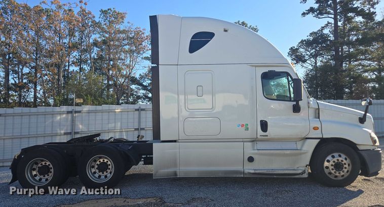 image for item YA1387 2016 Freightliner Cascadia semi truck