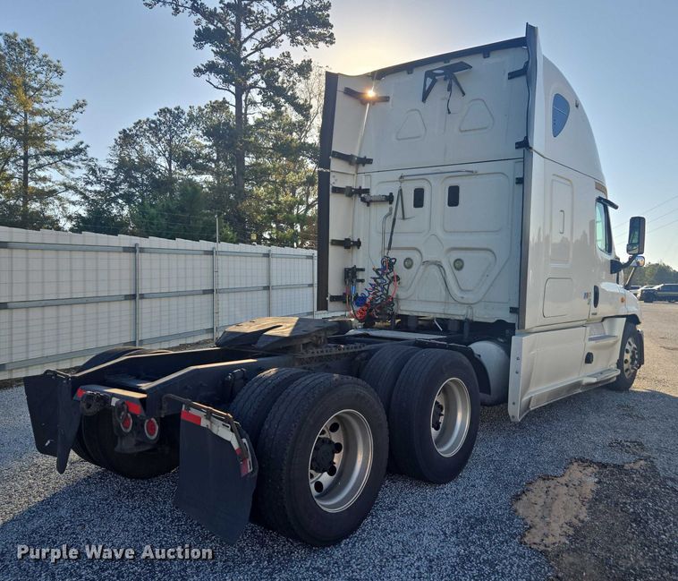 image for item YA1387 2016 Freightliner Cascadia semi truck