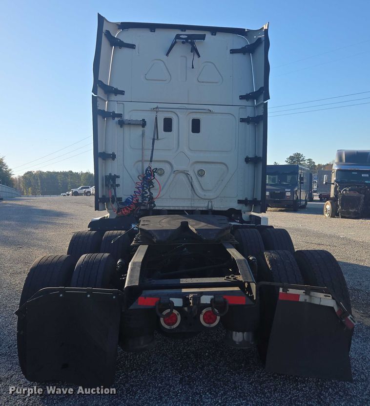 image for item YA1387 2016 Freightliner Cascadia semi truck