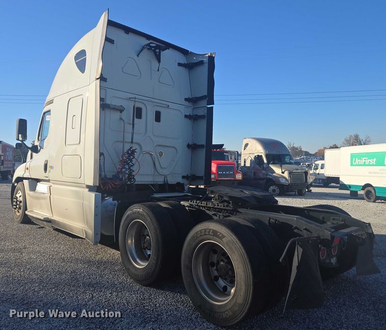 image for item YA1387 2016 Freightliner Cascadia semi truck