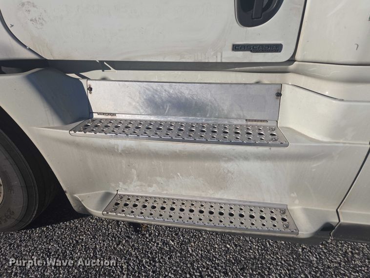 image for item YA1387 2016 Freightliner Cascadia semi truck