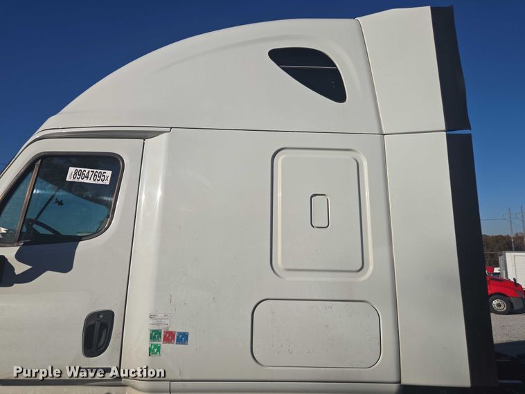 image for item YA1387 2016 Freightliner Cascadia semi truck