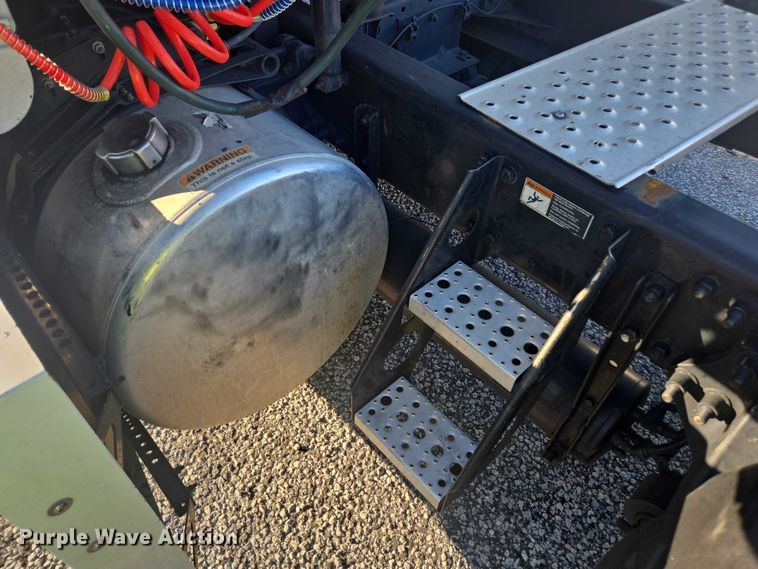 image for item YA1387 2016 Freightliner Cascadia semi truck