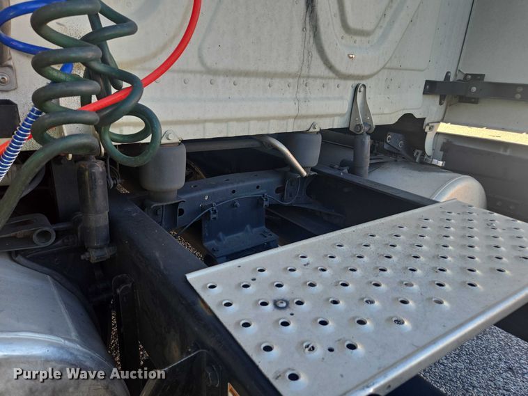 image for item YA1387 2016 Freightliner Cascadia semi truck