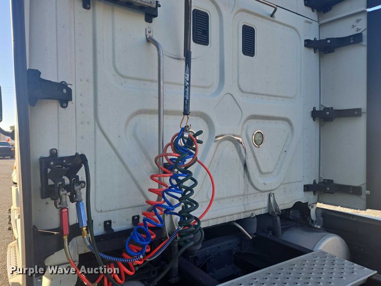 image for item YA1387 2016 Freightliner Cascadia semi truck