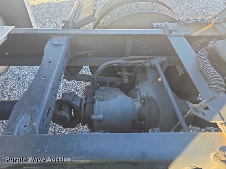 image for item YA1387 2016 Freightliner Cascadia semi truck