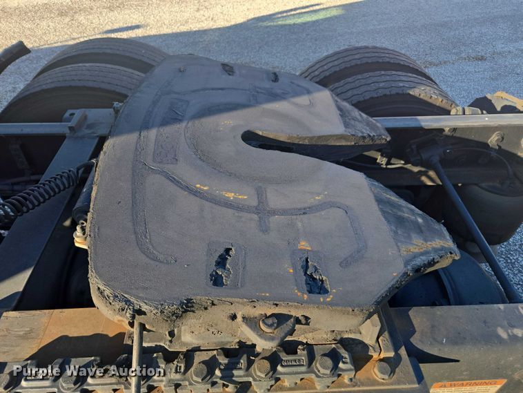 image for item YA1387 2016 Freightliner Cascadia semi truck