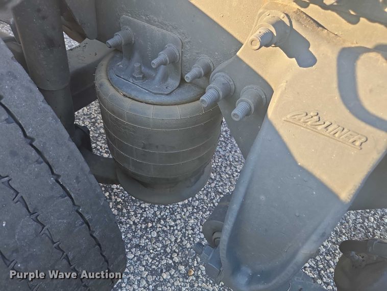 image for item YA1387 2016 Freightliner Cascadia semi truck