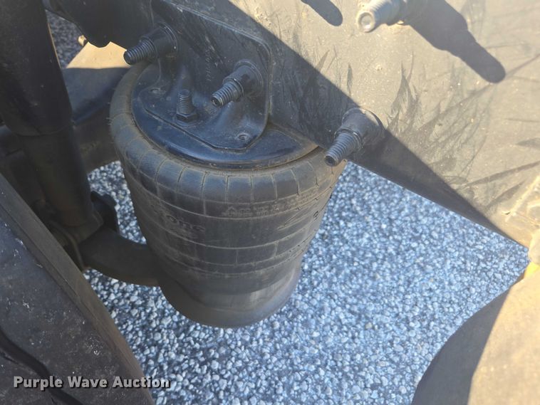 image for item YA1387 2016 Freightliner Cascadia semi truck