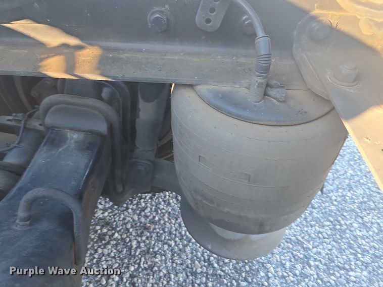 image for item YA1387 2016 Freightliner Cascadia semi truck