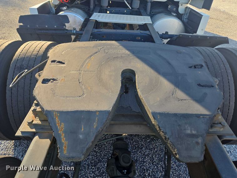 image for item YA1387 2016 Freightliner Cascadia semi truck