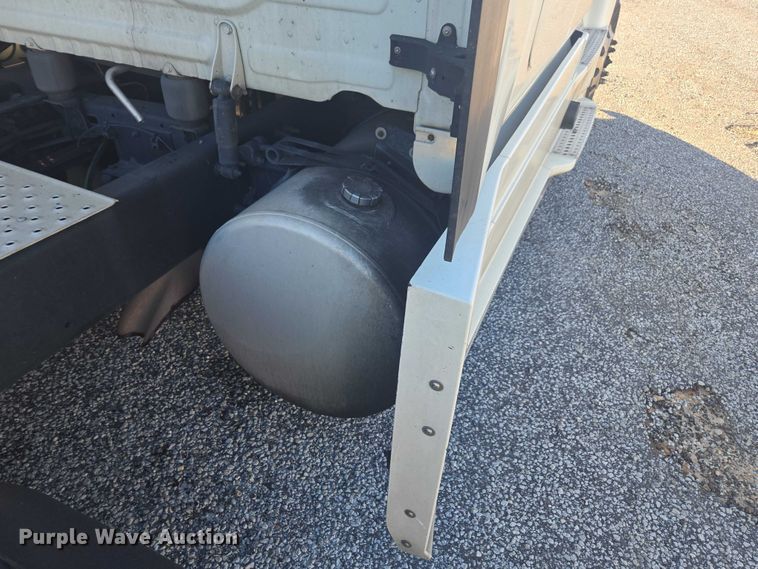 image for item YA1387 2016 Freightliner Cascadia semi truck