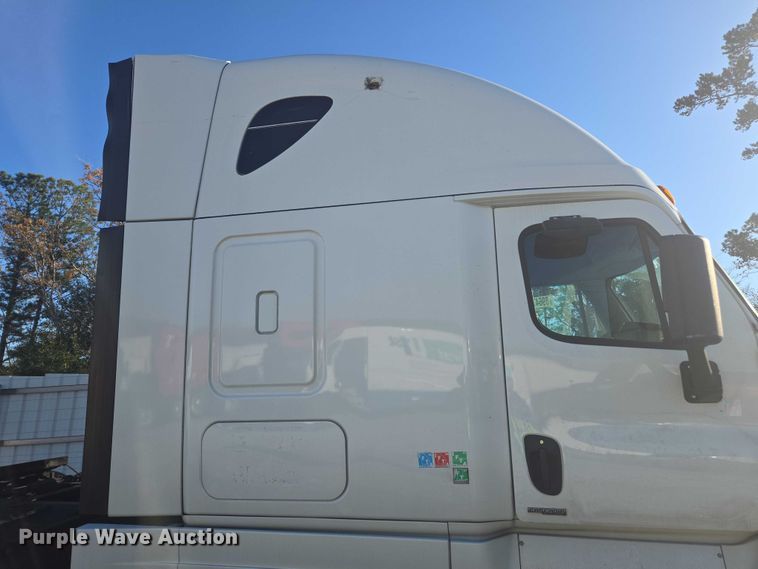 image for item YA1387 2016 Freightliner Cascadia semi truck